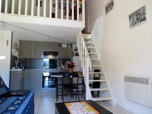 Photo de la galerie de l'établissement Coquette villa bien équipée avec chambre et mezzanine, au Cap d'Agde