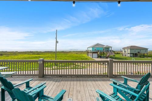 una terraza con sillas y mesas y una casa en B3 Sand Ranch home, en Crystal Beach
