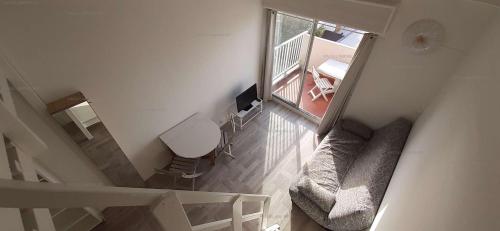 - un salon avec un canapé dans l'établissement APPARTEMENT AVEC TRES BELLE VUE MER, au Cap d'Agde