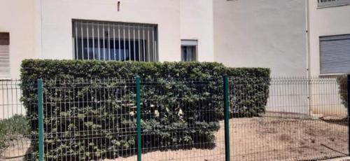 DEUX PIECES EN REZ DE CHAUSSEE A DEUX PAS DE LA PLAGE DU MOLE