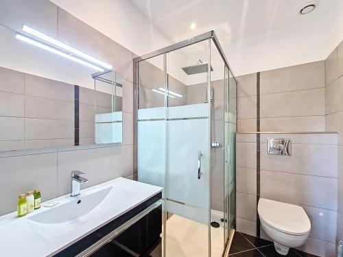 une salle de bain avec une douche, un lavabo et des toilettes dans l'établissement Nestor&Jeeves - JEAN MEDECIN - Central - Modern, à Nice