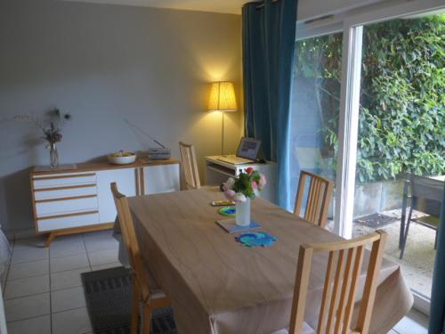 une salle à manger avec une table et des chaises ainsi qu'une cuisine dans l'établissement COOL, à Thonon-les-Bains