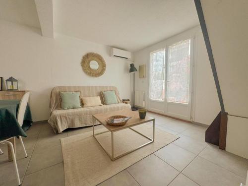 ル・バルカレスにあるMaison vacances proche de la merのソファとテーブルのあるリビングルーム