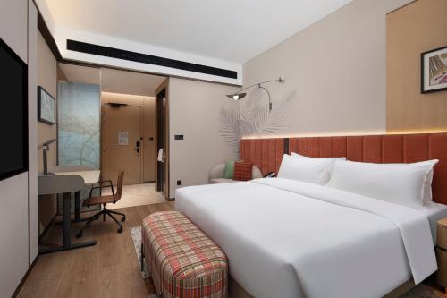Postel nebo postele na pokoji v ubytování Hilton Garden Inn Zhangjiajie Tianmen Mountain