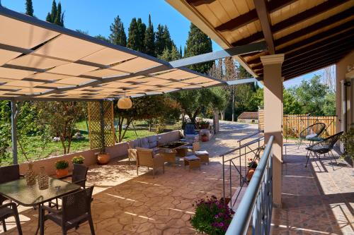 Balkoni atau teres di Estia House