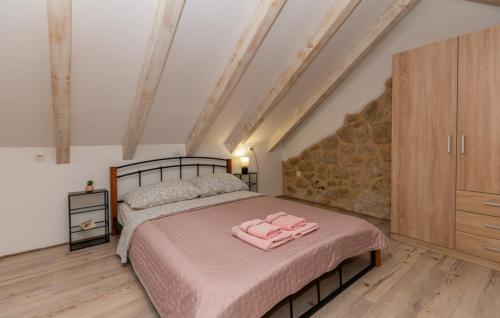 une chambre avec un lit avec une serviette rose dessus dans l'établissement Villa Kameni Cvijet - Makarska by Villas Guide, à Podbablje