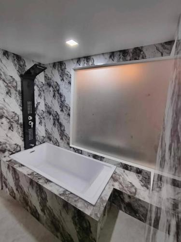 Skyluxe Hotelにあるテレビまたはエンターテインメントセンター