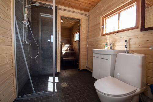 een badkamer met douche, toilet en wastafel bij Villa Ruuska 