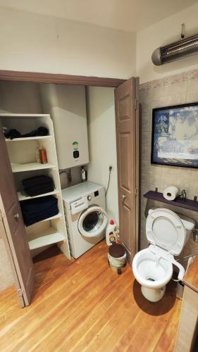 une salle de bain avec des toilettes et un lavabo dans l'établissement Cozy french apartment with a beautiful view, à Agde