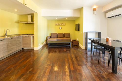 A cozinha ou kitchenette de Olma Hotel & Suites