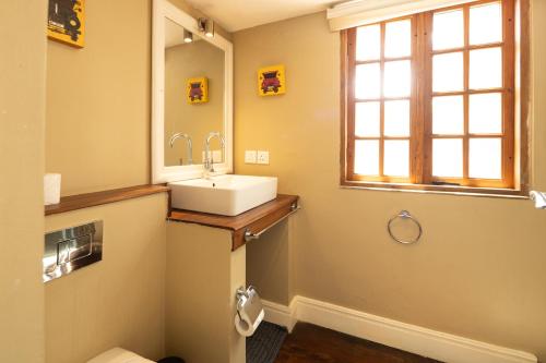 Uma casa de banho em Olma Hotel & Suites