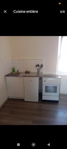 une cuisine avec une cuisinière et un comptoir dans l'établissement Studio prox tram métro et périphérique, à Vénissieux