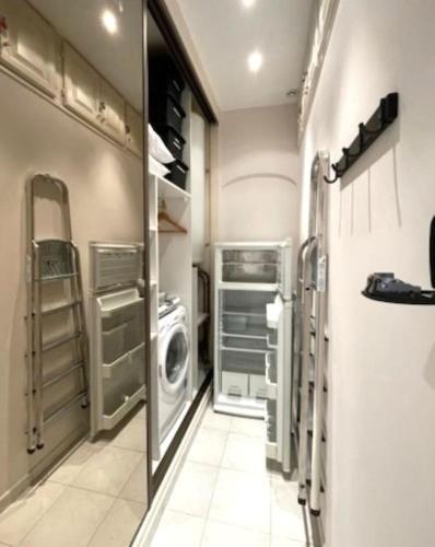 - une buanderie avec un lave-linge et un sèche-linge dans l'établissement Studio de 4 couchages à 100m de la mer, à Fréjus