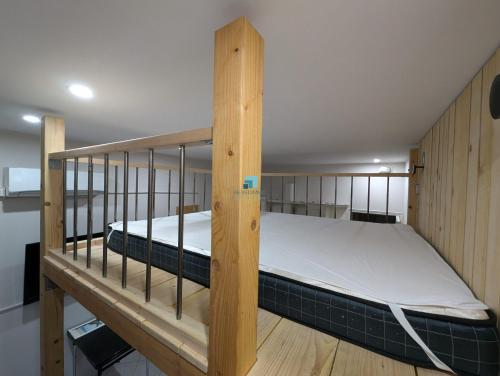 Ce lit superposé se trouve dans un dortoir doté de murs en bois. dans l'établissement Studio de 4 couchages à 100m de la mer, à Fréjus