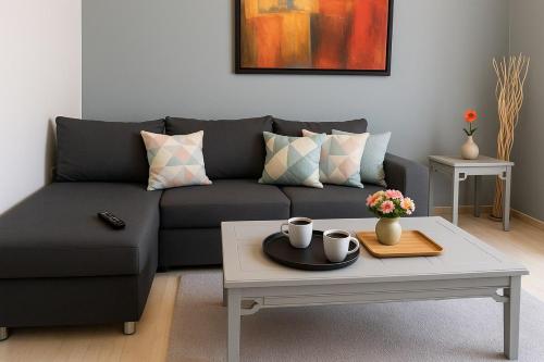 Uma área de estar em Lovingly apartment Galatsi 1