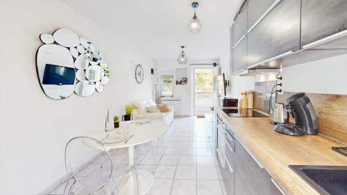 Kuchyň nebo kuchyňský kout v ubytování Le Bel Ouvillais - Proche Plage & Chemins Rando