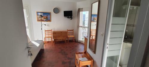 - un salon avec une table et un miroir dans l'établissement La plage, à Saint Cyprien Plage