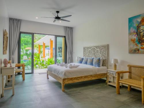 Ένα ή περισσότερα κρεβάτια σε δωμάτιο στο Boho Chic Villa Namaste 3br Private Pool Garden