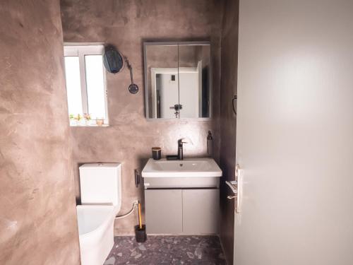 Ένα μπάνιο στο Sea Side Apartment Rhodes City Center