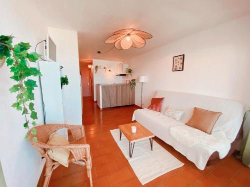 un salon avec un canapé blanc et une table dans l'établissement Studio Vue Mer - 625, à Canet