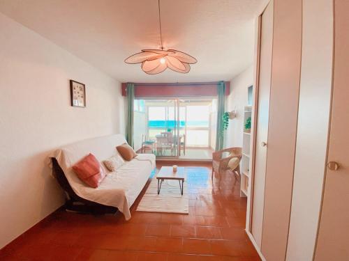 un salon avec un canapé et une table dans l'établissement Studio Vue Mer - 625, à Canet