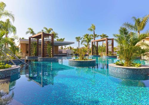 Bazén v ubytování Olympic Lagoon Resort Ayia Napa nebo v jeho okolí