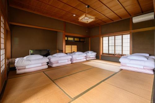 Una cama o camas en una habitación de 尾道の家 Onomichi House - 千光寺の麓 時を超える映画のワンシーンへ - Supported by COCOSTAY