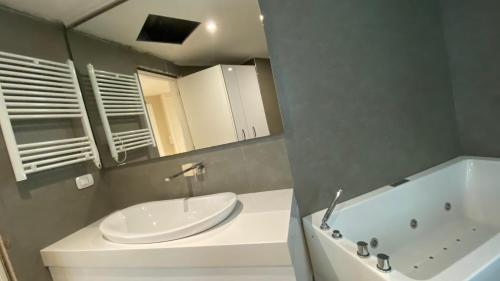 Ένα μπάνιο στο Lake Drive Rooms&Apartments