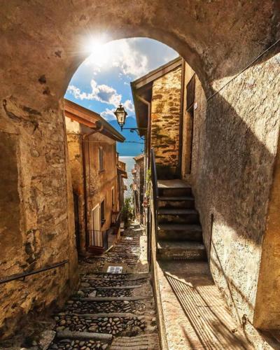 an alley with an archway in a stone building at LUCE SUL LAGO - CENTRO STORICO - Lake 3min walking in Bellano