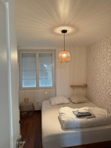 Ένα ή περισσότερα κρεβάτια σε δωμάτιο στο cocon du petit Bayonne