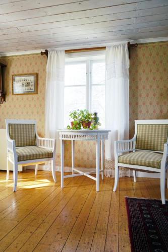 a room with two chairs and a table and a window at Åsens By in Haurida