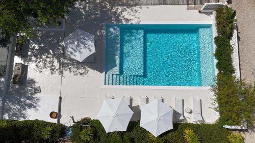 an overhead view of a swimming pool with umbrellas at Casa das Ameixas in Moncarapacho
