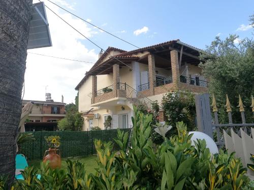 a house with a fence in front of it at Sunset Oasis in Roitika