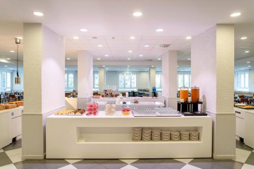 Una tienda con un mostrador con comida. en Balneario de Fitero - Hotel Bécquer, en Fitero