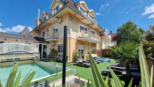 Πισίνα στο ή κοντά στο Napsugár Apartmanház