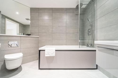ソリフルにあるConvenience Studio in Solihull with Parking NEC & Airportの浴槽、トイレ、洗面台を備えたバスルーム