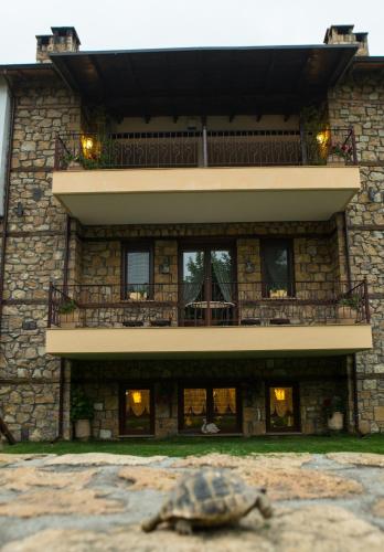 Bangunan di mana terletaknya aparthotel ini