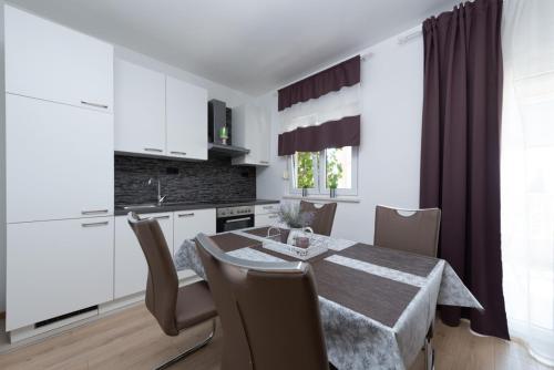 Kuchyň nebo kuchyňský kout v ubytování Apartment in Duce with sea view, terrace, air conditioning, WiFi 3423-6