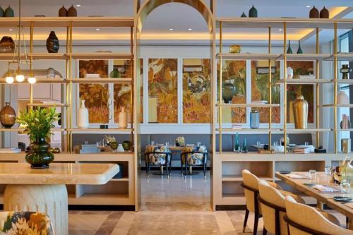 En restaurant eller et andet spisested på Marassi luxury suites , the Address Resort , North coast