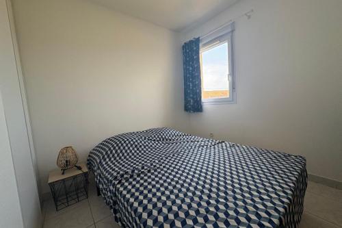 une chambre avec un lit et une fenêtre dans l'établissement comfort and breathtaking view, à Frontignan