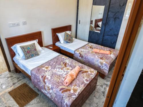 Katil atau katil-katil dalam bilik di Rajashree Guest House