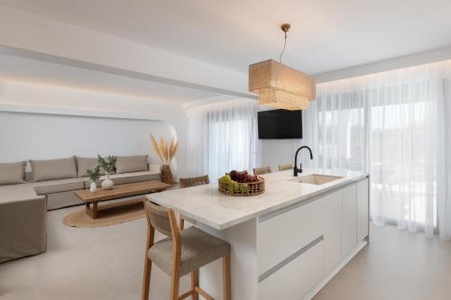 Η κουζίνα ή μικρή κουζίνα στο Paradiso Luxury Beachfront Villa