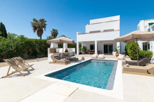 Πισίνα στο ή κοντά στο Paradiso Luxury Beachfront Villa