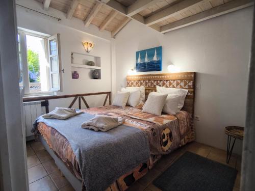 une chambre avec un grand lit dans une pièce dans l'établissement Maison des Remparts nichée sous la Cité, à Carcassonne