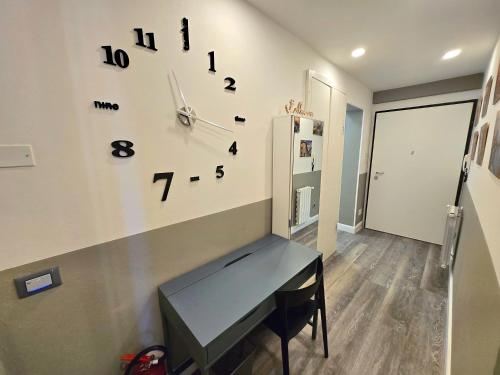 a room with a wall clock and a desk at Affittacamere Guest House Happy Holiday in La Spezia