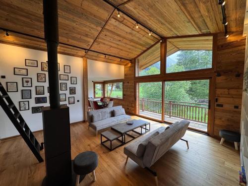 Elle comprend un salon doté de plafonds en bois et d'une grande fenêtre. dans l'établissement Chalet La Frasse, à Chamonix-Mont-Blanc