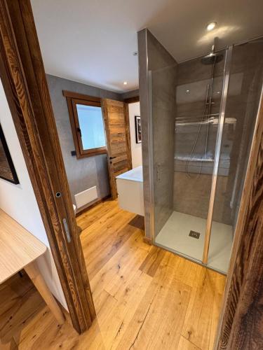 La salle de bains est pourvue d'une douche à l'italienne et d'une baignoire. dans l'établissement Chalet La Frasse, à Chamonix-Mont-Blanc