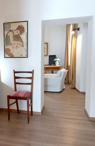 a living room with a chair and a desk at La Libellula Alloggio Vacanza in Chiusa di Pesio