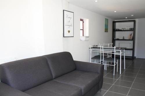 un salon avec un canapé et une table dans l'établissement La Maisonnette de la Plage du Rouet, à Carry-le-Rouet