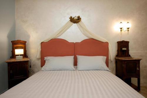 Torretta d'Assisi tesisinde bir odada yatak veya yataklar